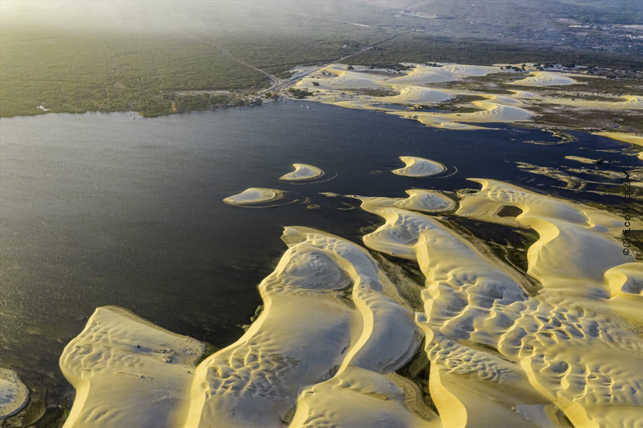 Dunas e lagoa vistas de cima com luz lateral