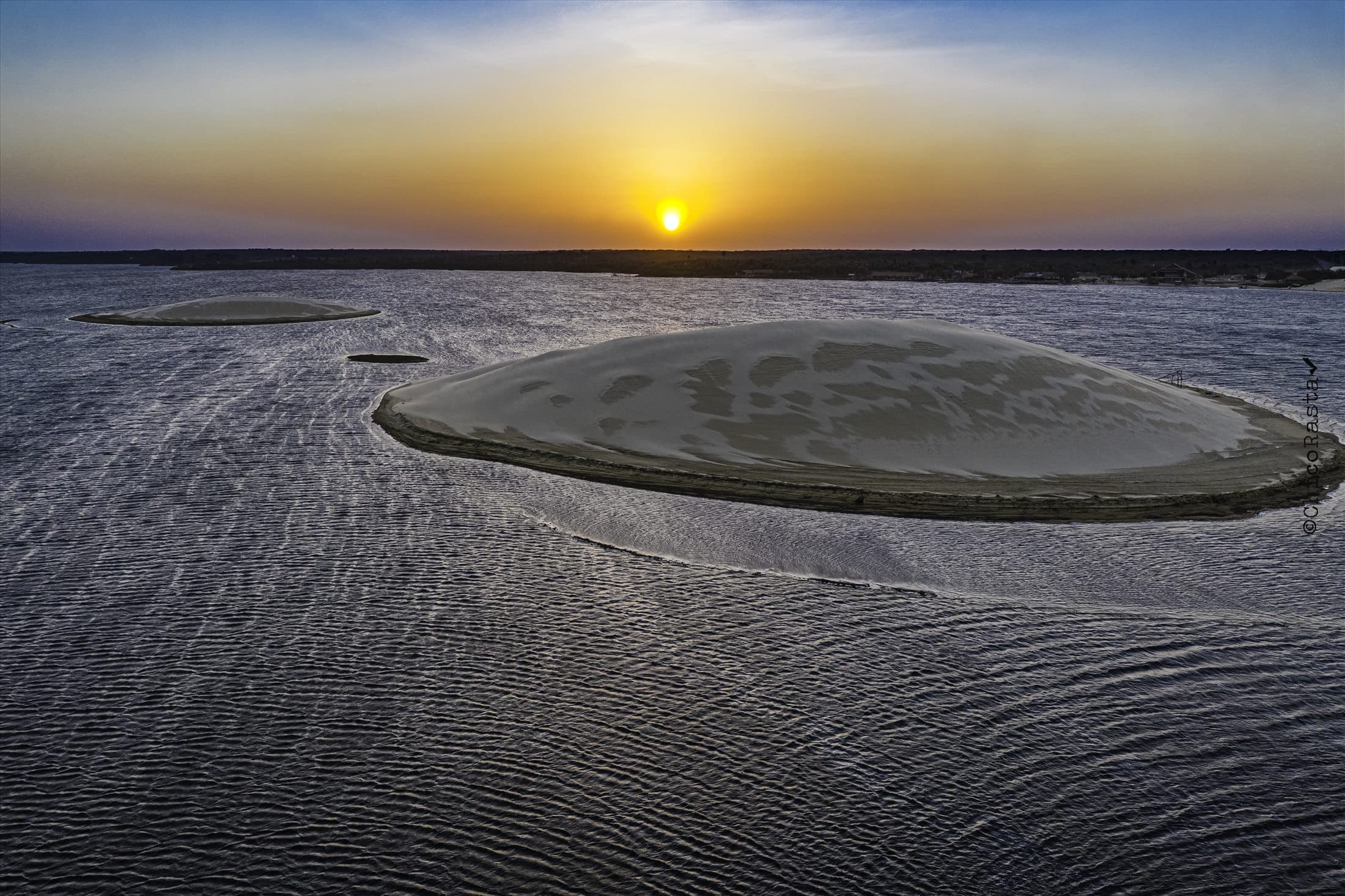 Pôr do sol sobre lagoa e bancos de areia